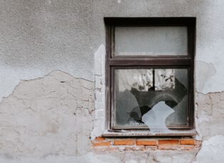 altest Fenster von außen, Putz bröckelt ab