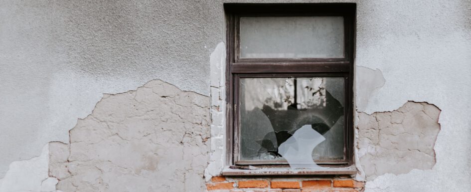 altest Fenster von außen, Putz bröckelt ab